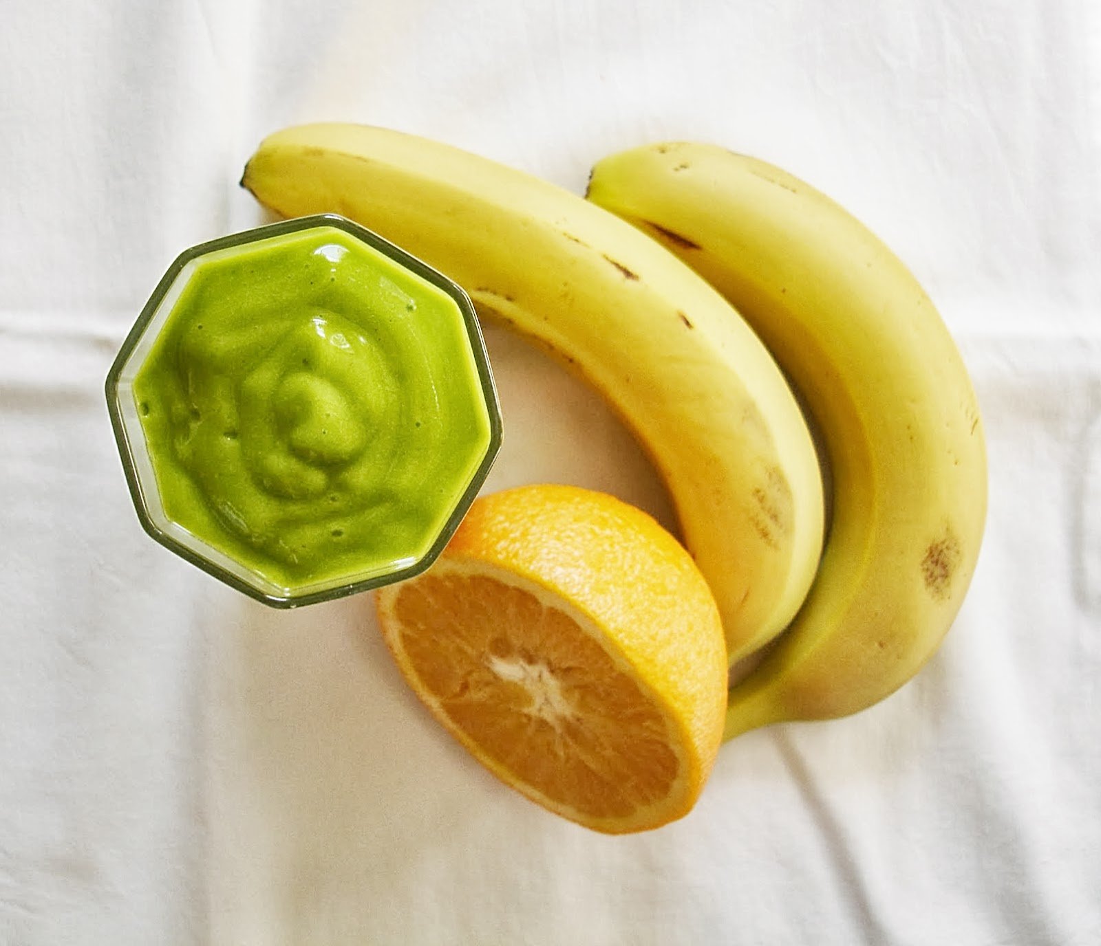 recette smoothie vert à la mangue, banane, orange, citron, maca, epinard, romaine