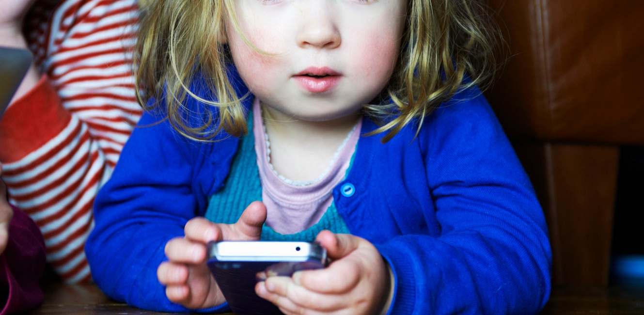 smartphones-tablettes-devraient-être-interdits-pour-les-enfants