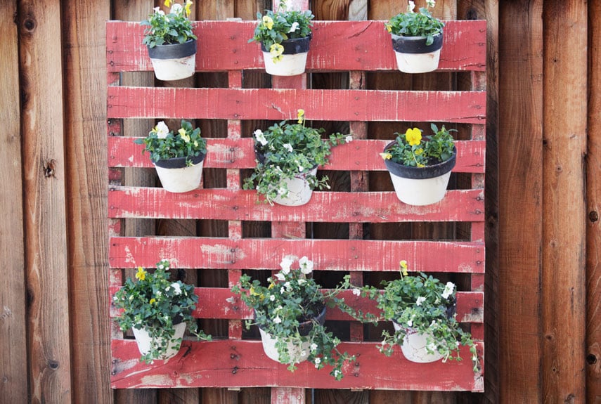 54eb5c8024945_-_pots-hanging-in-grid-how-to-plant-vertical-garden-0412-xln