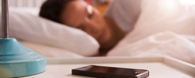 Pourquoi vous devriez éviter de dormir avec votre smartphone