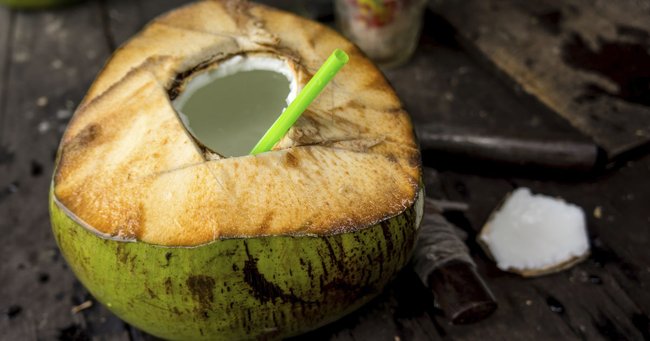 Une étude révèle que l'eau de coco réduit la tension artérielle jusqu'à 71 % chez les participants