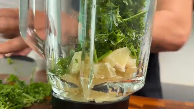 Insertion du persil, des citrons et de l'eau dans le mixeur
