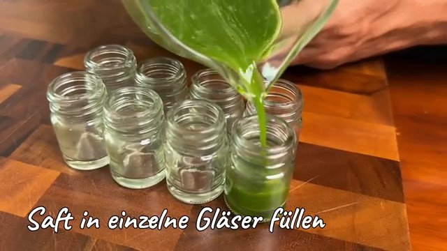 Remplissage des petites fioles de 50 ml pour la consommation quotidienne