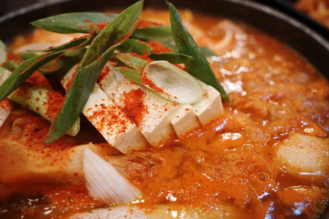 Ce probiotique issu du kimchi peut éliminer les nanoplastiques de votre intestin