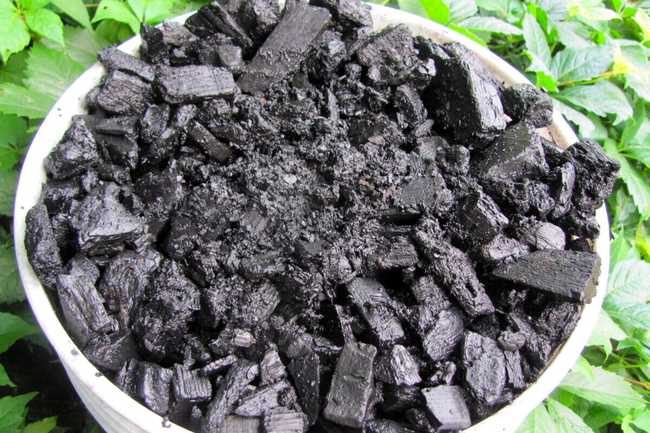 Du charbon de bois flottant à la surface de l'eau