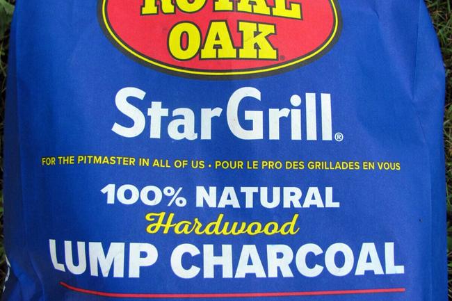 Gros plan sur un sac de charbon de bois en morceaux de bois dur naturel