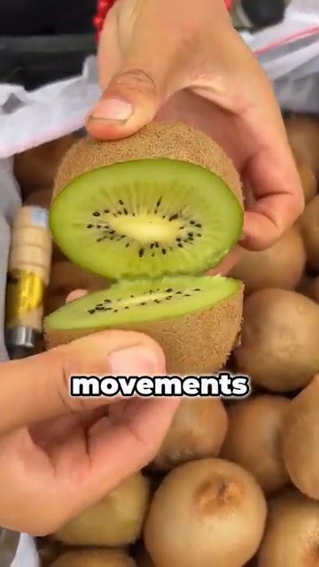 Démonstration d'un kiwi coupé en deux, illustrant sa chair riche en fibres et en vitamine C.
