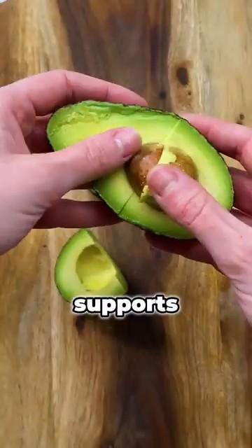 Ouverture d'un avocat révélant sa texture crémeuse riche en graisses saines.