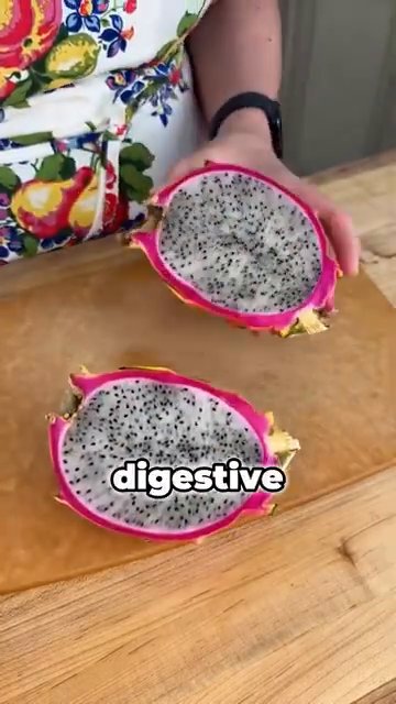 Présentation d'un fruit du dragon coupé en deux, montrant sa chair blanche tachetée de graines noires riches en prébiotiques.