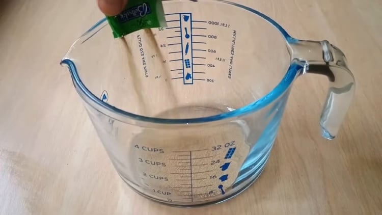 Mélange de la levure et du sucre pour créer un fertilisant riche en micro-organismes