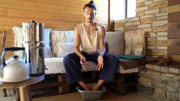 Ce simple bain de pieds peut nettoyer tout votre corps !?