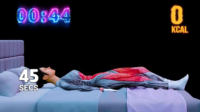 Démonstration de l'exercice de pédalage allongé sur le lit, ciblant le bas du ventre sans faire de crunchs.