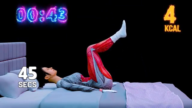 Exercice de levée de jambes alternée en position allongée, illustrant le travail du'deep core' mentionné dans le transcript.