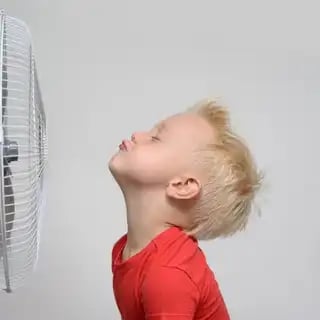 Même un simple ventilateur peut s’avérer très efficace pour se rafraichir l’été. © somemeans, Fotolia