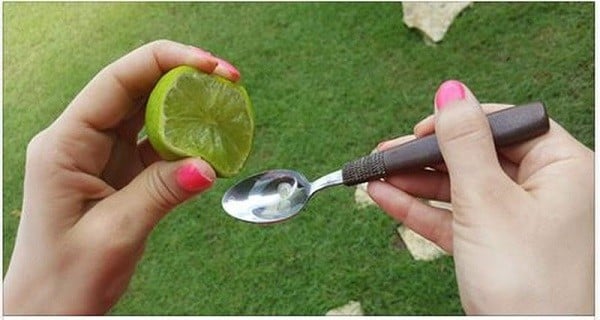 Pressez 1 citron (ou citron vert) avec 1 cuillère à soupe d'huile d'olive et vous ne pourrez plus vous en passer